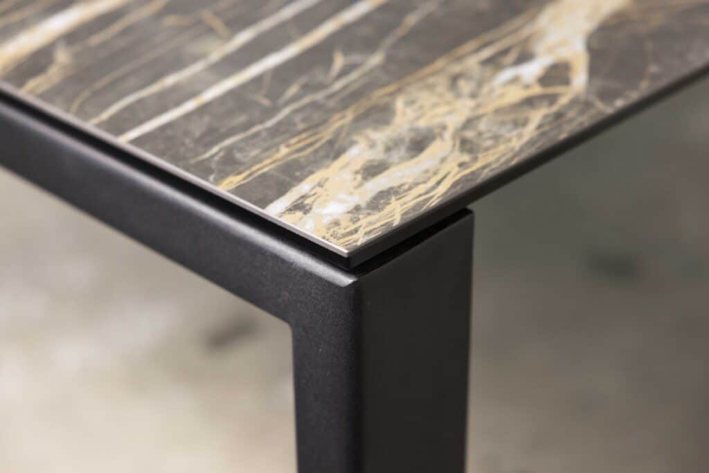 Stein-Tec-Robert-Outdoor-Tisch-Braun-Detail1